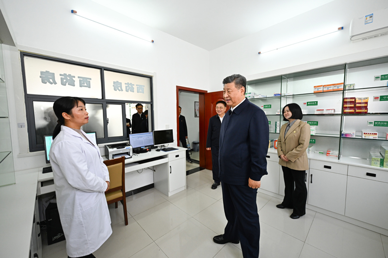 11月4日至6日,中共中央总书记、国家主席、中央军委主席习近平在湖北考察。这是5日上午,习近平在咸宁市嘉鱼县潘家湾镇四邑村卫生室考察。